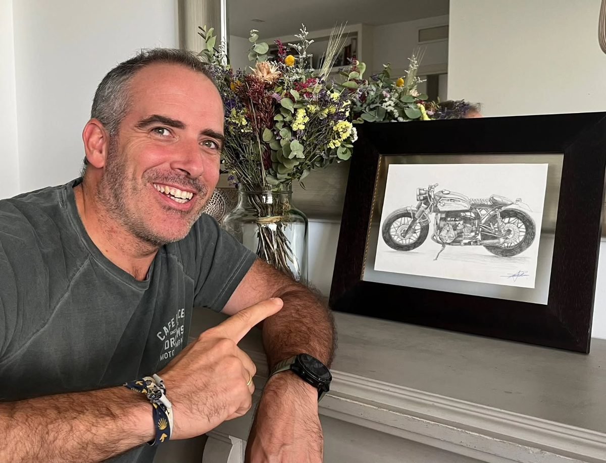 Café racer en manos de su dueño
